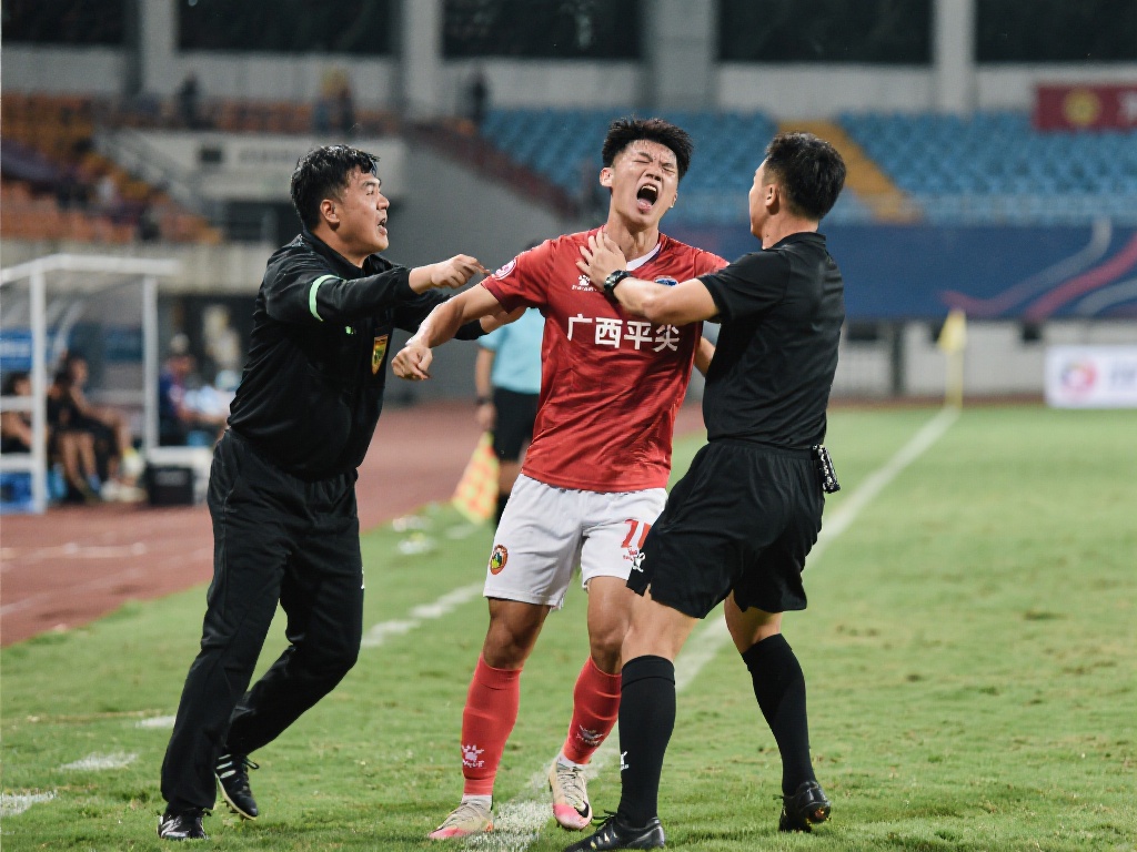 某队夺冠背 某队夺冠背